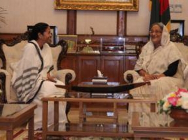 প্রধানমন্ত্রীর সাথে দেখা করলেন মমতা 