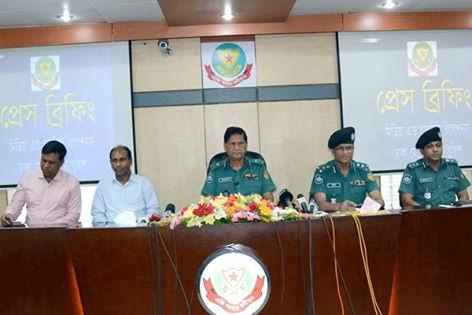 ট্রাফিক আইন অমান্যকারীদের বিরুদ্ধে কঠোর ব্যবস্থা : ডিএমপি কমিশনার ট্রাফিক আইন অমান্যকারীদের বিরুদ্ধে কঠোর ব্যবস্থা : ডিএমপি কমিশনার