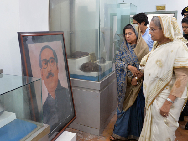 নাজিমউদ্দিন রোডের কারাগারে গিয়ে মুজিবুর রহমান ও জাতীয় চার নেতার স্মৃতিবিজড়িত স্থানগুলো ঘুরে দেখলেন হাসিনা