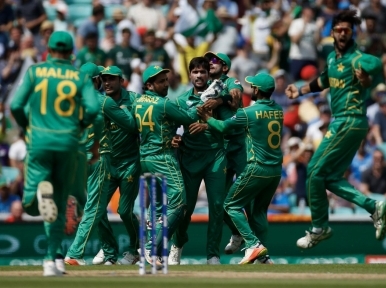 Pakistan beat India by 180 runs, lift Champions Trophy 