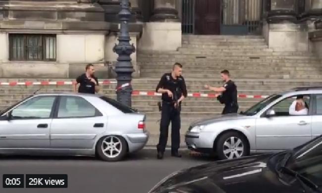 Berlin: Police officer shoots knife-yielding man