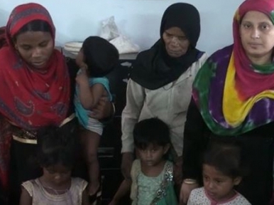 Civilians catch Rohingyas and hand over them to police 