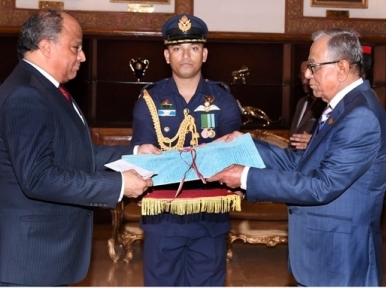 6 envoys submit identification cards to President Hamid