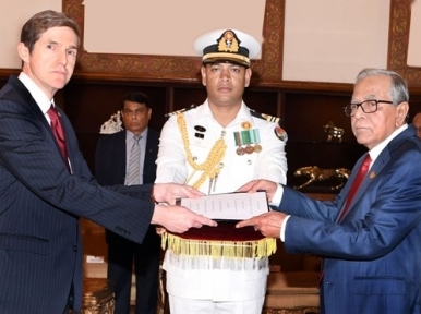 US envoy presents his credentials to President Hamid