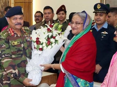 Sheikh Hasina greeted with flowers after victory 
