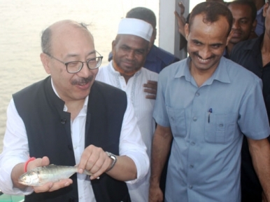 Indian High Commissioner smiles on Hilsa catching
