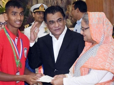 PM gives 4 lakhs to SAFF winners