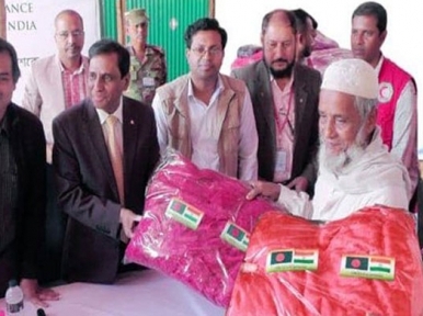 India gifts blankets to Rohingya