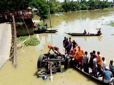 Bridge collapses with truck in river 