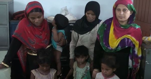 Civilians catch Rohingyas and hand over them to police 