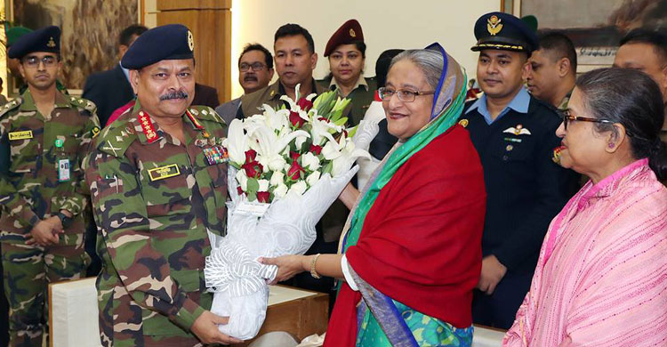 Sheikh Hasina greeted with flowers after victory 