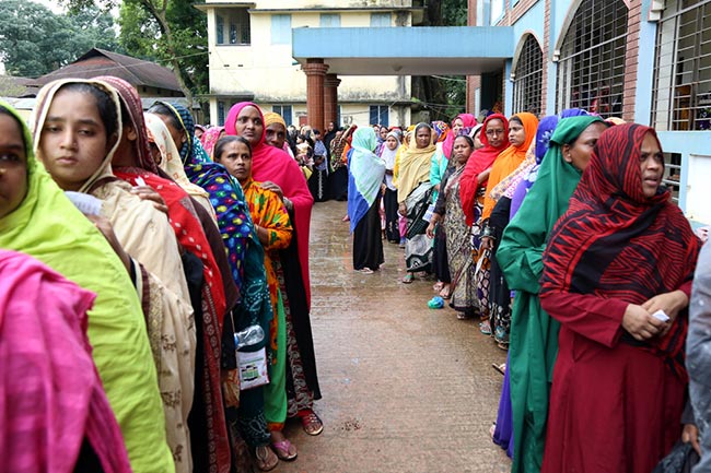 Bangladesh votes to elect new PM
