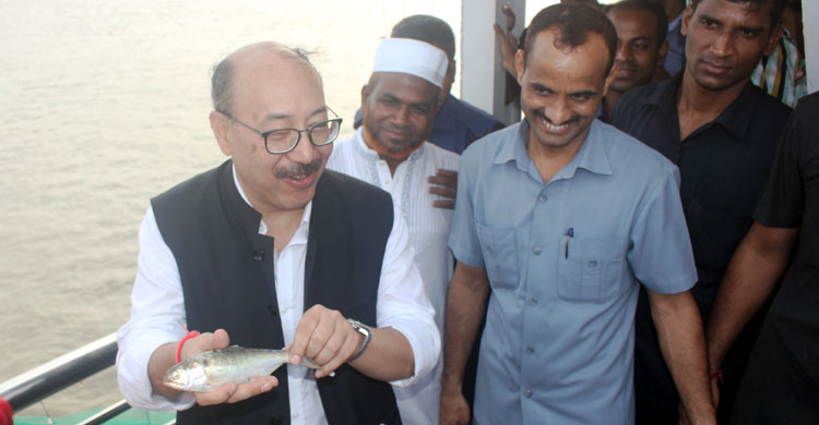 Indian High Commissioner smiles on Hilsa catching