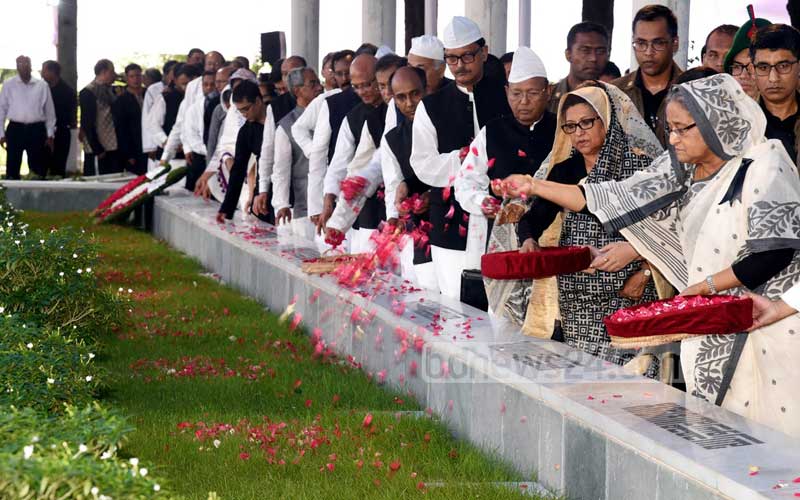 PM Hasina visits Banani graveyard