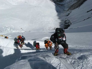 Nepal: Everest season kicks off with summit success