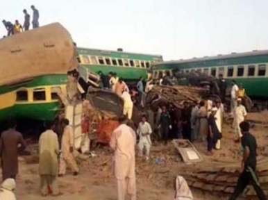 Train collision kills 11, injures 67 in Pakistan
