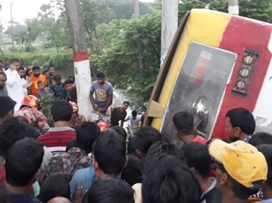 Narayanganj: Bus falls in gorge, 3 killed