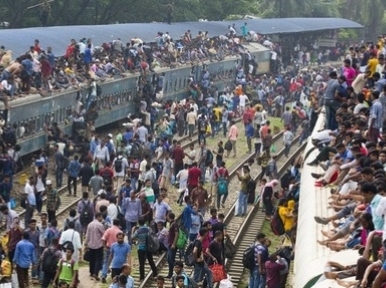 Eid: No place for commuters even on top of trains 