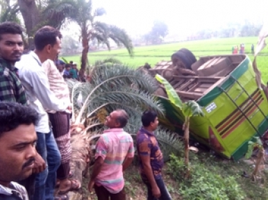 Bangladesh road mishap leaves 15 injured