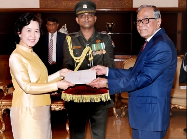 Envoys present papers to President Hamid
