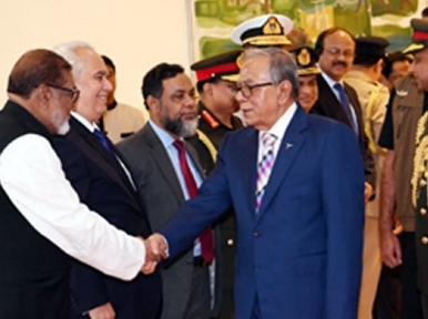 President Hamid visits London for treatment of his eyes
