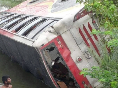 Shibganj: Bus falls in gorge, 3 die