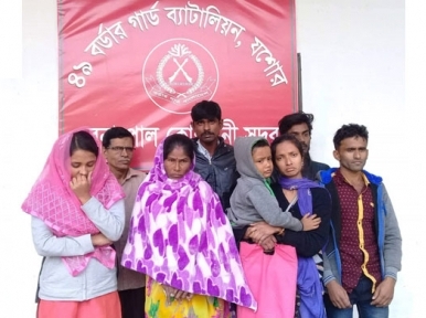 Benapole: 8 Bangladeshis detained