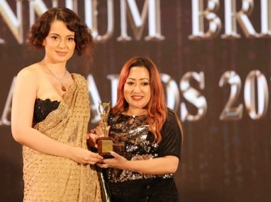 Bangladesh Sayma gives award to Kangana Ranaut 