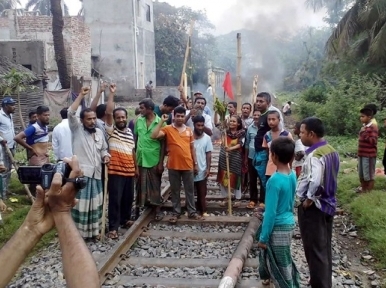 Khulna: Jute factory workers stop rail movement