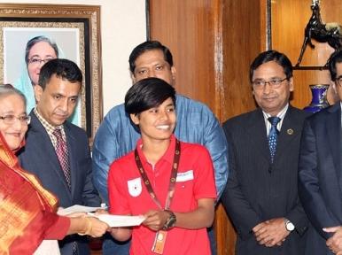 PM Hasina hands over 10 eve footballers 10 lakh 