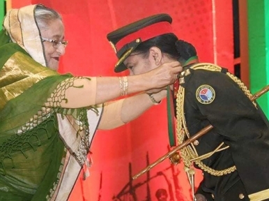 Sheikh Hasina hands over special independence day medal 