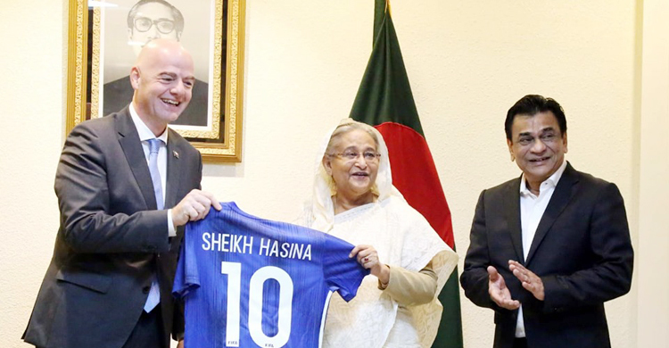 FIFA head gifts jersey to Hasina