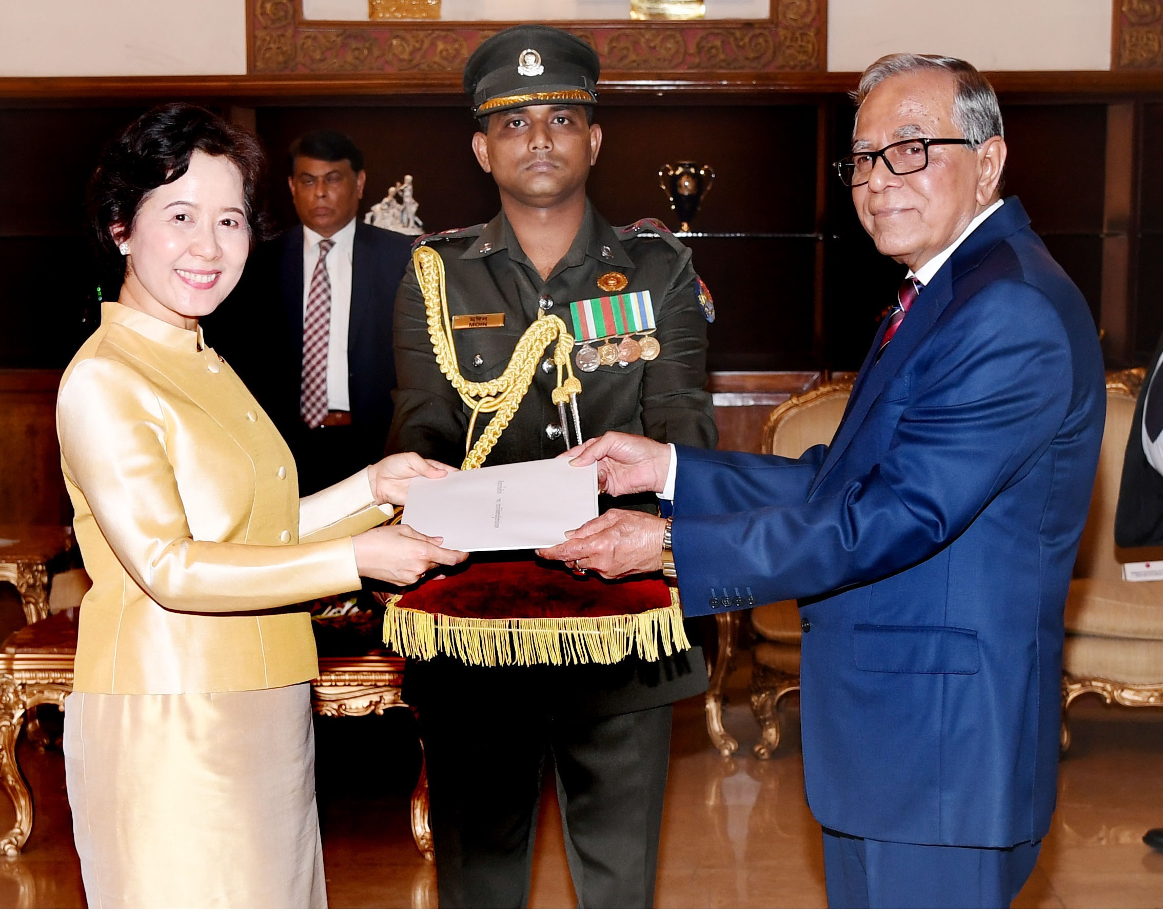 Envoys present papers to President Hamid