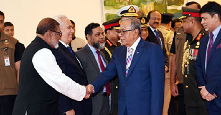 President Hamid visits London for treatment of his eyes