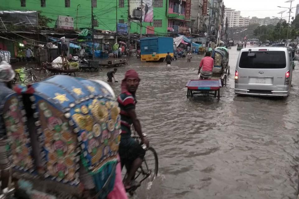 Dhaka: Rain hits normal life 