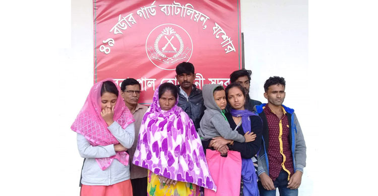 Benapole: 8 Bangladeshis detained