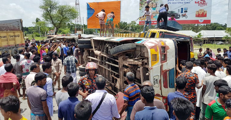 Gopalganj: Bus mishap kills 6 Gopalganj: Bus mishap kills 6