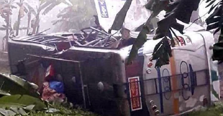 Bangladesh: Bus falls in gorge, 2 killed