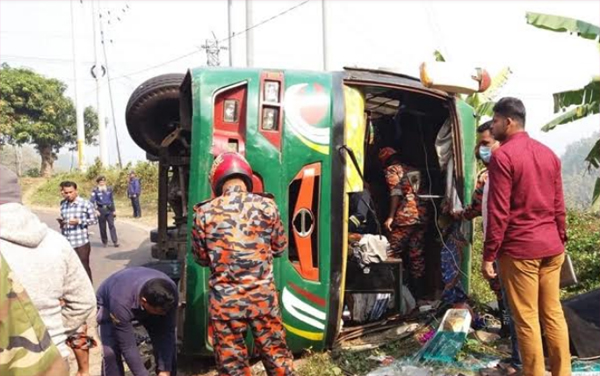 Bangladesh: Picnic bus falls, helper dead