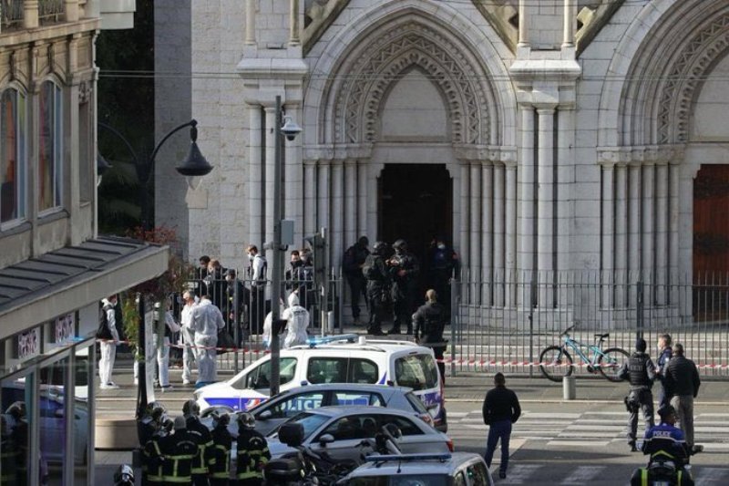 Knife-wielding man kills three inside Nice church