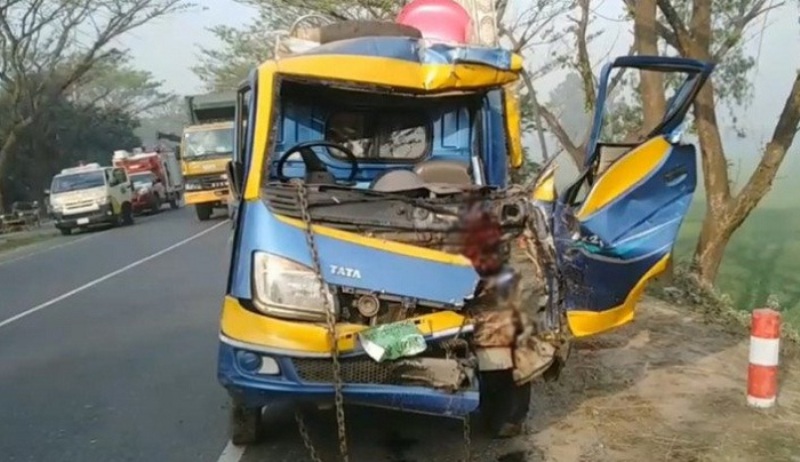 Truck-Pick up van collide head-on, kills two