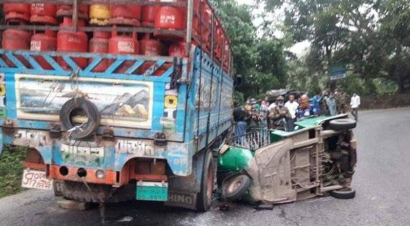 Rangamati: Driver killed as Truck, auto rickshaw collide