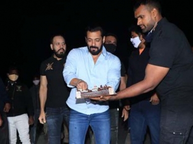 Salman Khan celebrates 55th birthday at his Panvel farmhouse