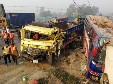 রাস্তায় দাঁড়িয়ে থাকা বাসে ট্রাকের ধাক্কা, নিহত ৬