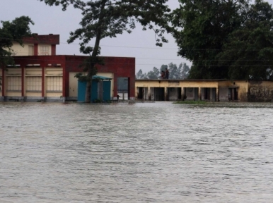 Kurigram: 60 people stranded in water 