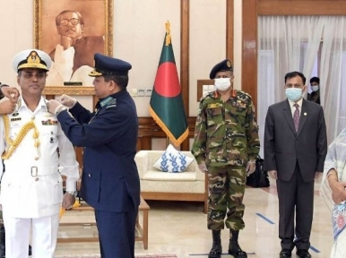 New Naval Chief of Bangladesh gets Vice Admiral badge