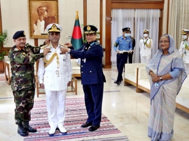 প্রধানমন্ত্রীর উপস্থিতিতে এডমিরাল র‌্যাংক ব্যাজ পরানো হলো নৌবাহিনী প্রধানকে