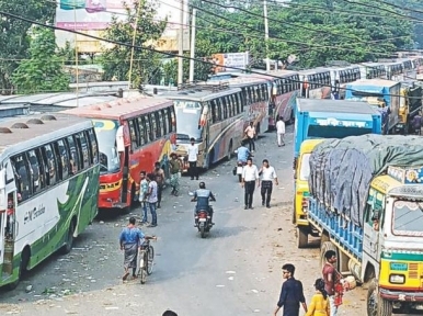 Truckers line up as ferry service falters in Paturia-Daulatdia
