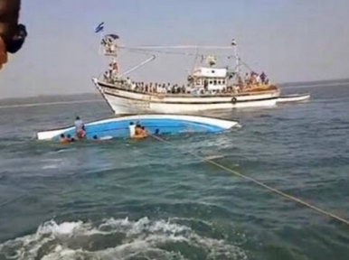 Speedboat sinks in river, 5 passengers missing