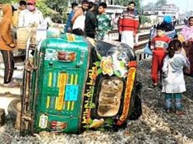 Train accident kills husband and wife in Comilla